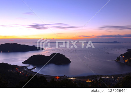 坂越の牡蠣の筏群と生島、遠景に家島諸島を望む絶景の朝焼け(茶臼山城跡山頂より) 坂越の牡蠣の筏群と生島、遠景に家島諸島を望む絶景の朝焼け(茶臼山城跡山頂より) 127956444