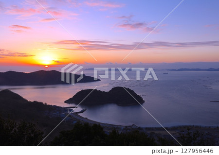 坂越の牡蠣の筏群と生島、遠景に家島諸島を望む絶景の初日の出（茶臼山城跡山頂より） 127956446