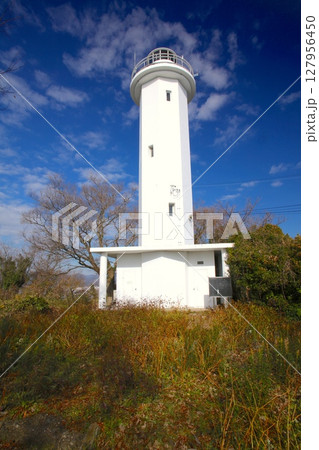 赤穂御崎灯台（灯塔高16m、光度11万カルデラ）/瀬戸内海国立公園/日本の夕陽百選 127956450