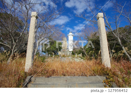 赤穂御崎灯台（灯塔高16m、光度11万カルデラ）/瀬戸内海国立公園/日本の夕陽百選 127956452