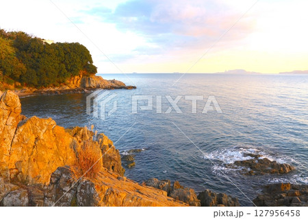 播磨のレトロな港町、室津にある岬「藻振鼻」の夕景と遠景に家島諸島/瀬戸内海国立公園 127956458