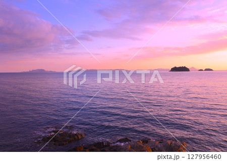 家島諸島と播磨灘の夕景(播磨のレトロな港町、室津にある岬「藻振鼻」より展望) 家島諸島と播磨灘の夕景(播磨のレトロな港町、室津にある岬「藻振鼻」より展望) 127956460