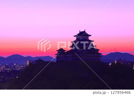 「世界文化遺産」「国宝」姫路城の朝焼け(男山配水池公園より眺望) 「世界文化遺産」「国宝」姫路城の朝焼け(男山配水池公園より眺望) 127956466