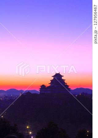 「世界文化遺産」「国宝」姫路城の朝焼け（男山配水池公園より眺望） 127956467