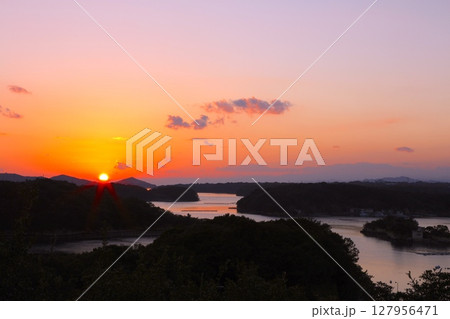 伊勢志摩の英虞湾、西山慕情ヶ丘から賢島、真珠の養殖筏群と夕陽を展望する絶景/日本の夕陽百選 127956471