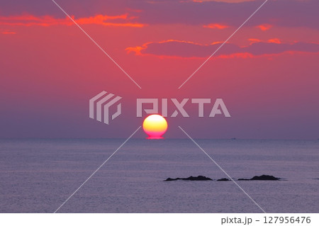 伊勢志摩・市後の浜（いちごのはま）のだるま朝陽/伊勢志摩国立公園 127956476