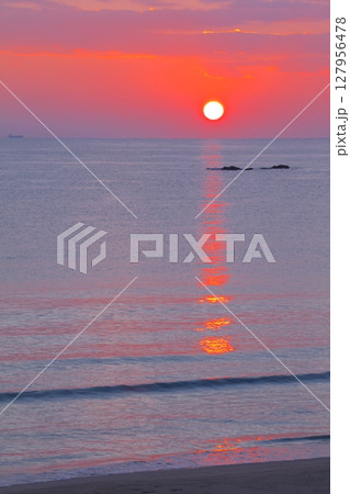 伊勢志摩・市後の浜（いちごのはま）のだるま朝陽/伊勢志摩国立公園 127956478