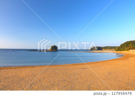 伊勢志摩の英虞湾・阿津里浜（あづりはま）とすずめ島/朝景色/伊勢志摩国立公園 127956479