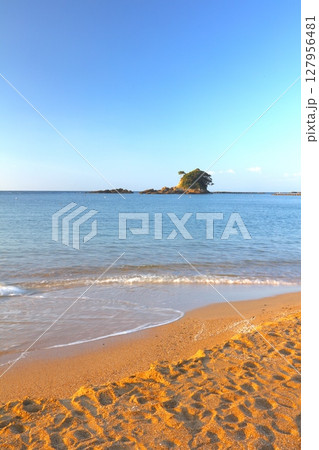 伊勢志摩の英虞湾・阿津里浜（あづりはま）とすずめ島/朝景色/伊勢志摩国立公園 127956481