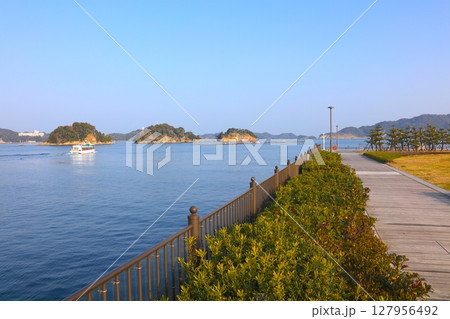 鳥羽マリンターミナル/遠景に三つ島、イルカ島を望む/伊勢志摩国立公園 127956492