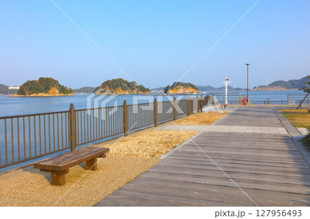 鳥羽マリンターミナル/遠景に三つ島、イルカ島を望む/伊勢志摩国立公園 127956493