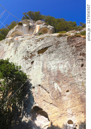「世界文化遺産」熊野古道・伊勢路の「花の窟（はなのいわや）」/国指定天然記念物 127956507