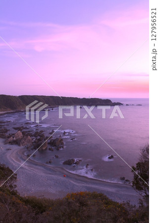 潮岬灯台と熊野灘の夕景/日本の灯台50選/Aランク保存灯台/吉野熊野国立公園 127956521
