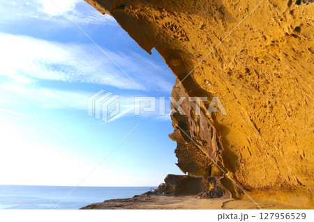 「世界文化遺産」熊野古道・伊勢路の「鬼ヶ城(おにがじょう)」と熊野灘/国指定天然記念物 「世界文化遺産」熊野古道・伊勢路の「鬼ヶ城(おにがじょう)」と熊野灘/国指定天然記念物 127956529