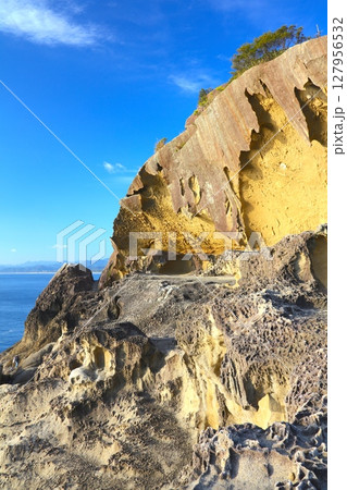 「世界文化遺産」熊野古道・伊勢路の「鬼ヶ城（おにがじょう）」と熊野灘/国指定天然記念物 127956532