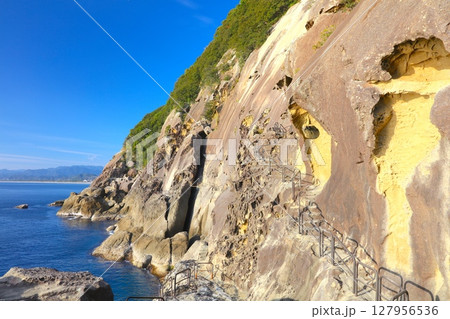 「世界文化遺産」熊野古道・伊勢路の「鬼ヶ城(おにがじょう)」と熊野灘/国指定天然記念物 「世界文化遺産」熊野古道・伊勢路の「鬼ヶ城(おにがじょう)」と熊野灘/国指定天然記念物 127956536