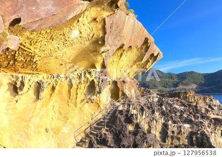 「世界文化遺産」熊野古道・伊勢路の「鬼ヶ城（おにがじょう）」と熊野灘/国指定天然記念物 127956538