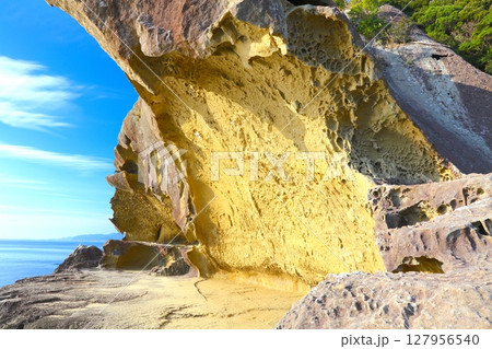 「世界文化遺産」熊野古道・伊勢路の「鬼ヶ城(おにがじょう)」と熊野灘/国指定天然記念物 「世界文化遺産」熊野古道・伊勢路の「鬼ヶ城(おにがじょう)」と熊野灘/国指定天然記念物 127956540