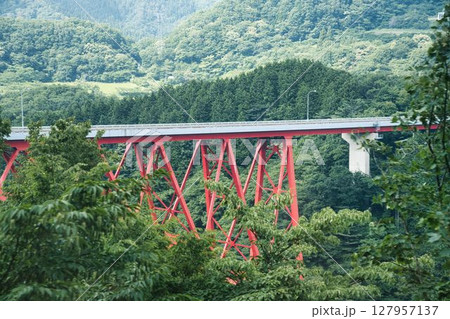 JR木次線から見た奥出雲おろちループ JR木次線から見た奥出雲おろちループ 127957137