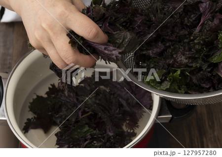 砂糖を使わない赤紫蘇のジュースを作る工程 127957280