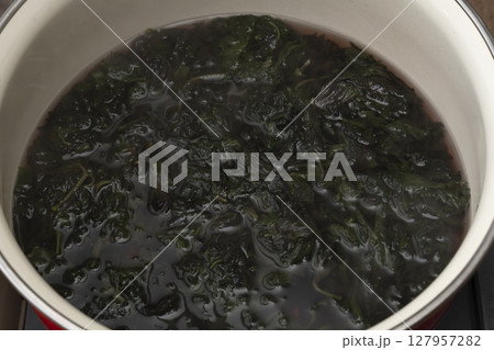 砂糖を使わない赤紫蘇のジュースを作る工程 127957282