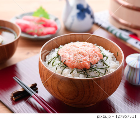明太子ご飯の木製丼盛り 和食ランチの美味しそうな写真 明太子ご飯の木製丼盛り 和食ランチの美味しそうな写真 127957311