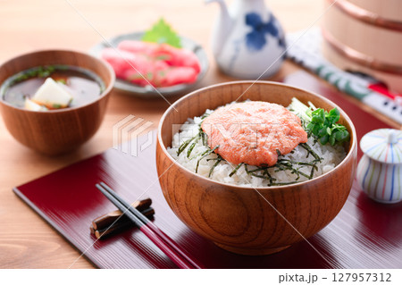 明太子ご飯の木製丼盛り 和食ランチの美味しそうな写真 明太子ご飯の木製丼盛り 和食ランチの美味しそうな写真 127957312