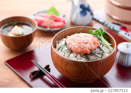 明太子ご飯の木製丼盛り 和食ランチの美味しそうな写真 127957313