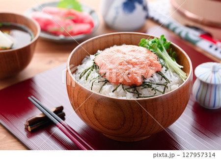 明太子ご飯の木製丼盛り 和食ランチの美味しそうな写真 127957314