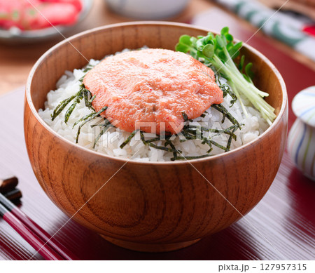 明太子ご飯の木製丼盛り 和食ランチの美味しそうな写真 明太子ご飯の木製丼盛り 和食ランチの美味しそうな写真 127957315