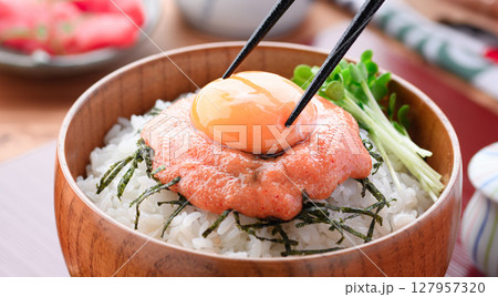 明太子ご飯 とろける卵と明太子の絶品ご飯 和風木製丼盛り写真 明太子ご飯 とろける卵と明太子の絶品ご飯 和風木製丼盛り写真 127957320