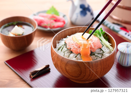 明太子ご飯　とろける卵と明太子の絶品ご飯 和風木製丼盛り写真 127957321
