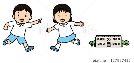 校庭を走る男の子と走る女の子 127957433