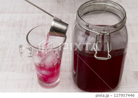 砂糖を使わない手作りの赤紫蘇ジュース  127957446