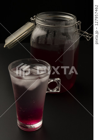 砂糖を使わない手作りの赤紫蘇ジュース 127957462