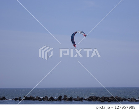 大空を飛ぶパラグライダー 127957989