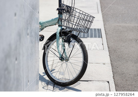 建物から飛び出す自転車の前輪。自転車の事故と交通ルール 127958264