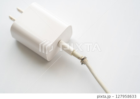 プラグが断線した危険な電気コード プラグが断線した危険な電気コード 127958633