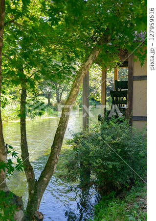 ＜安曇野＞大王わさび農場の水車と美しい小川の絶景 127959616