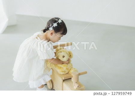 ぬいぐるみを抱っこする女の子 ぬいぐるみを抱っこする女の子 127959749
