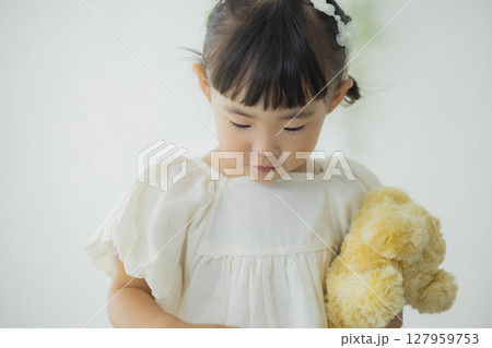 ぬいぐるみを抱っこする女の子 127959753