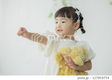 ぬいぐるみを抱っこする女の子 127959754