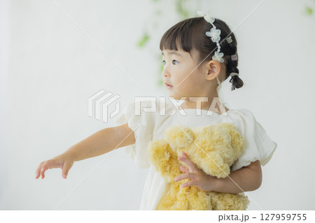ぬいぐるみを抱っこする女の子 127959755