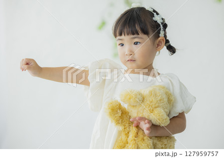 ぬいぐるみを抱っこする女の子 ぬいぐるみを抱っこする女の子 127959757