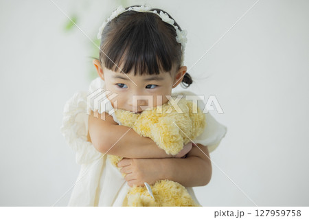 ぬいぐるみを抱っこする女の子 127959758