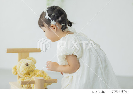 ぬいぐるみを抱っこする女の子 127959762