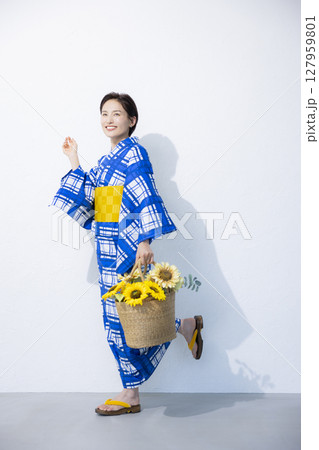 浴衣を着た女性 127959801