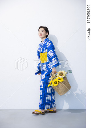 浴衣を着た女性 127959802