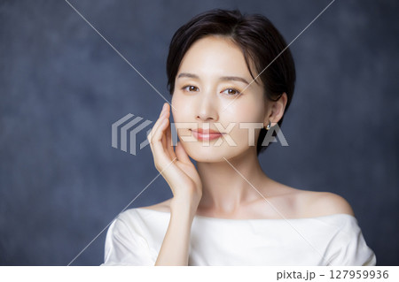 ショートヘアの女性 127959936