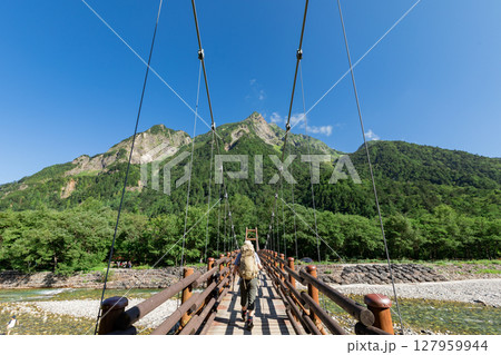 <長野県>上高地の絶景 明神橋と梓川 <長野県>上高地の絶景 明神橋と梓川 127959944